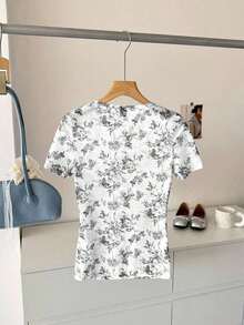 Camiseta de mujer de manga corta con cuello redondo de tela transparente con estampado azul y blanco, casual para vacaciones y uso diario, parte superior de verano y primavera para vacaciones en la playa - Negro - Ver 3