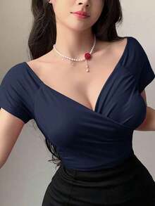 Camiseta de mujer de verano de unicolor con escote en V superpuesto, manga corta, ajuste ceñido con pliegues, para salir - Azul marino - Ver 6