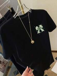 Camisetas de manga corta de talla grande, suaves y transpirables para mujer - Tops casuales de corte holgado para uso diario, camiseta de manga corta con estampado frontal y trasero - Estampado de lazo de trébol, moda del Día de San Patricio - Camiseta estampada de primavera/verano para mujer, artículo de moda, transpirable y cómoda. - Negro - Ver 2