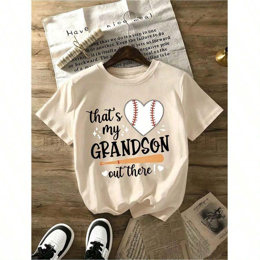 Women's Casual Baseball T-Shirt - Funny With The Phrase "That's My Grandson Out There!" Slogan And Heart Print, Vibrant Red Short-Sleeve Crew Neck Summer T-Shirt For Grandma, Soft And Breathable Fabric, Spring, Summer And Autumn Wear For Baseball Games And Family Events, Loose-Fitting Short-Sleeve T-Shirt With Washed Effect, Urban Style, Unisex, For Spring/Summer/Autumn, Valentine's Day Outfit, Summer Fashion. - 杏色 - 查看 1