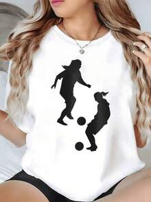 Dos siluetas femeninas jugando al fútbol representan energía trabajo en equipo y pasión deportiva perfecta para mujeres activas camiseta de mujer casual moderna cómoda - Negro - Ver 1