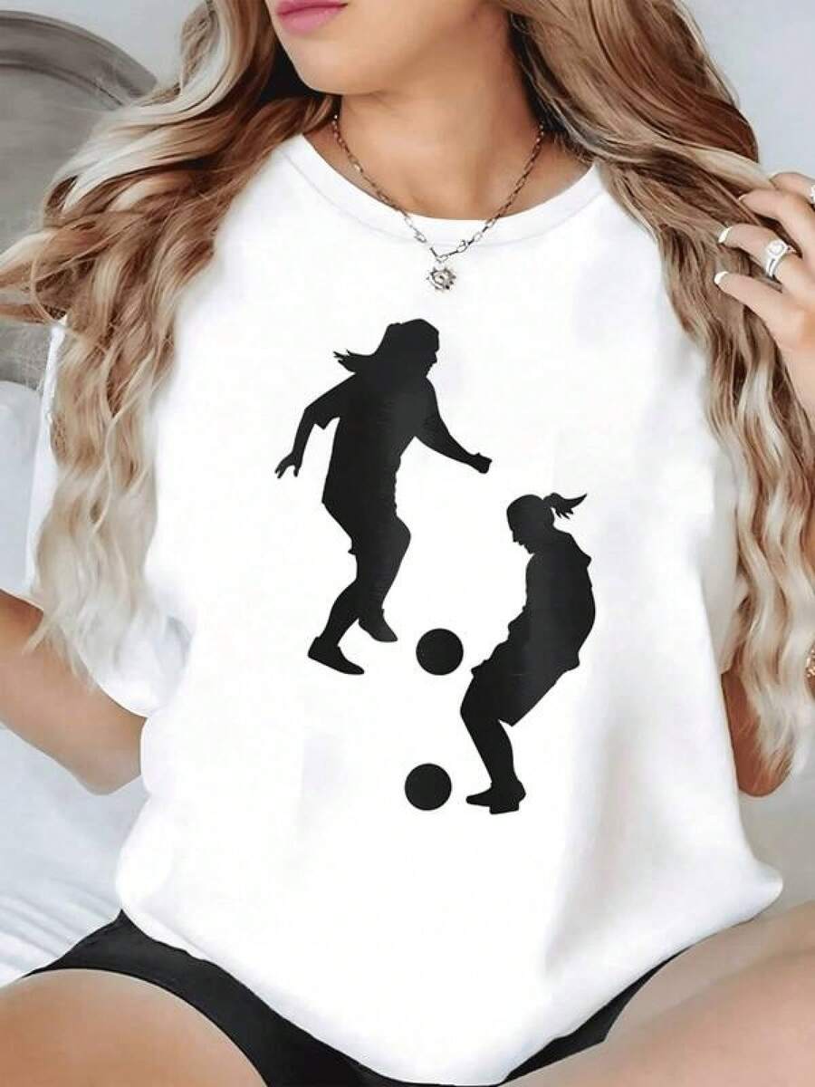 Dos siluetas femeninas jugando al fútbol representan energía trabajo en equipo y pasión deportiva perfecta para mujeres activas camiseta de mujer casual moderna cómoda - Negro - Ver 1