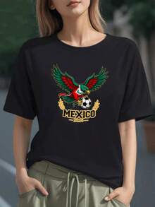 Águila mexicana en vuelo con alas extendidas sosteniendo un balón de fútbol y rodeada de laureles símbolo de fuerza nacional y pasión deportiva camiseta para mujer 100% algodón - Negro - Ver 1