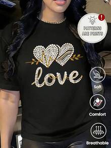 Esta camiseta de manga corta y cuello redondo, de corte holgado, es ideal para el verano. Luce un divertido estampado retro de corazones con la palabra "LOVE" en imitación de pedrería. Perfecta para vacaciones, la oficina, salidas, el día a día, citas, fiestas, reuniones y para un look urbano. Una prenda versátil de estilo casual y deportivo, ideal como regalo para diversas ocasiones. - Negro - Ver 1