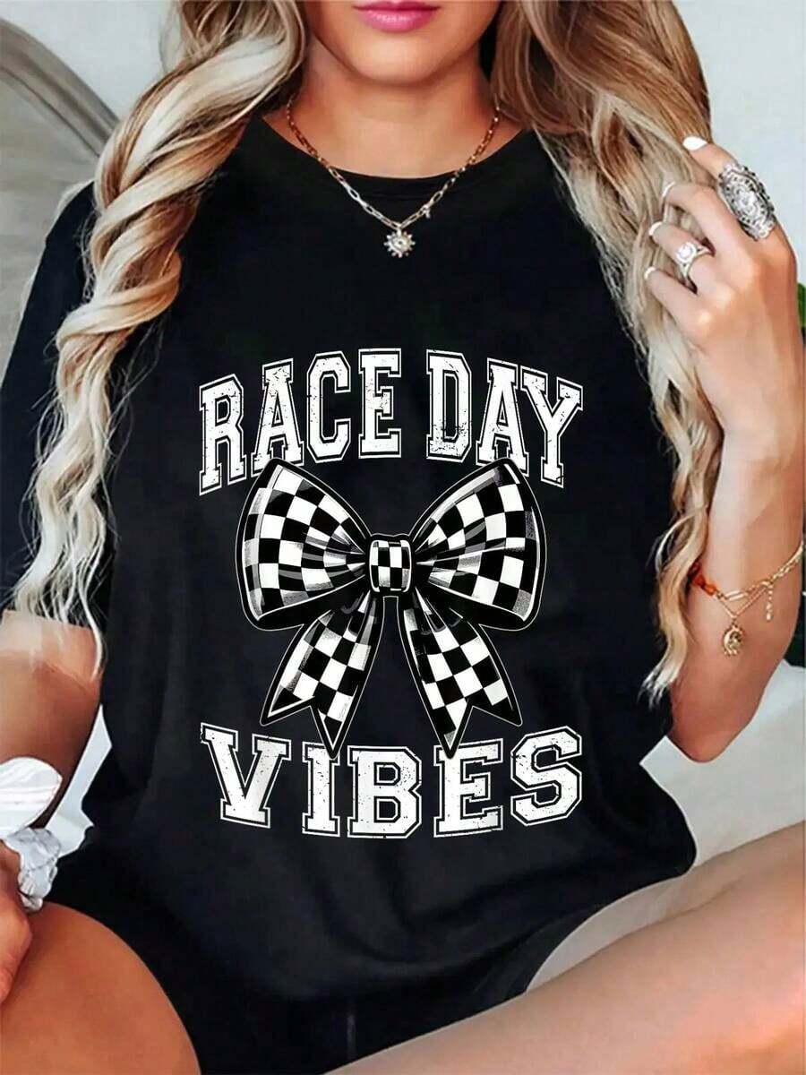 Camiseta 100% Algodón con Estampado 'Race Day Vibes' y Lazo Coqueta a Cuadros, Estilo Fórmula 1, para Hombre y Mujer, Cuello Redondo, para Vacaciones de Verano - Negro - Ver 1