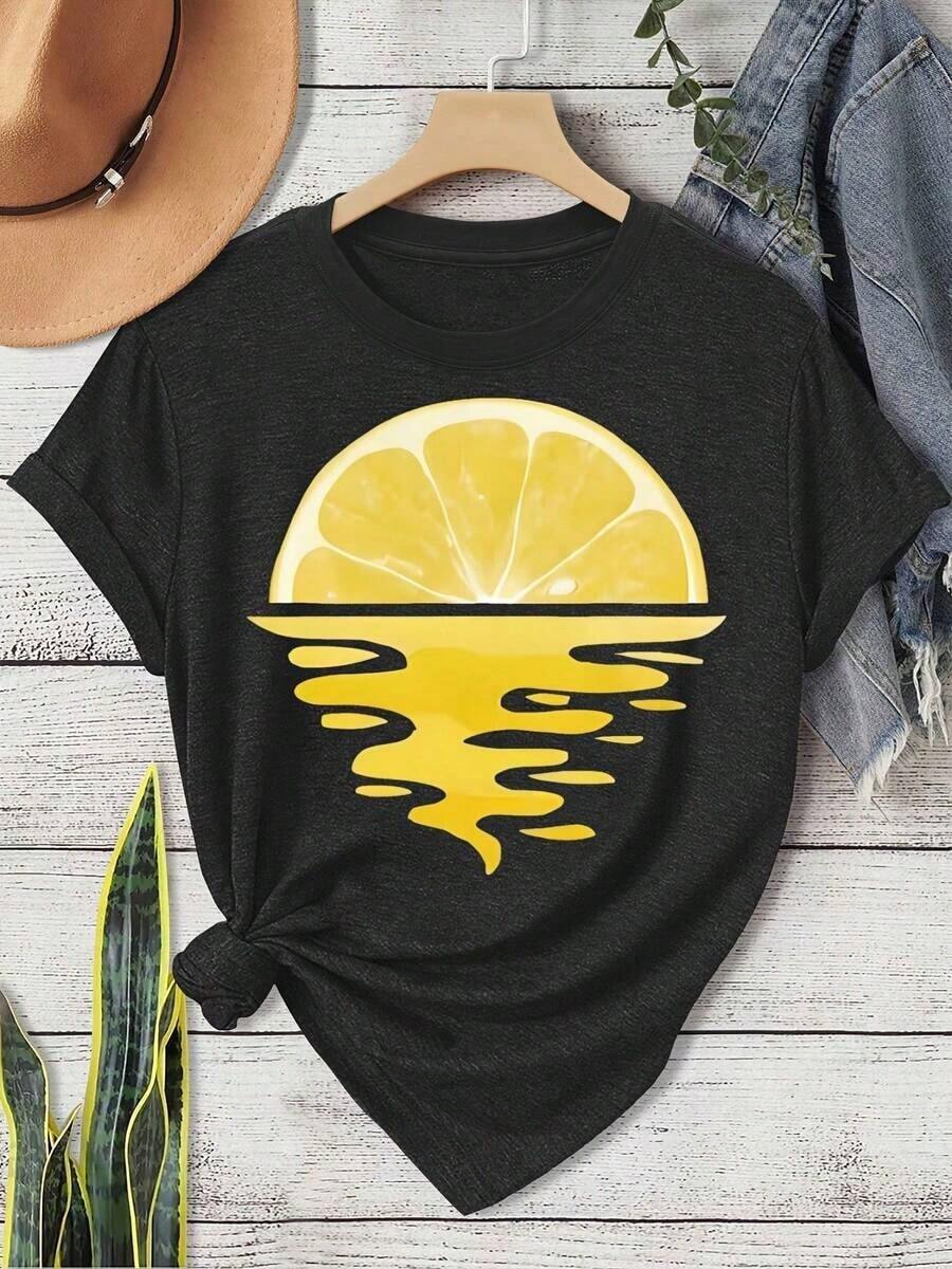 Camiseta de algodón 100% para mujer con estampado de rodajas de limón y cuello redondo - Top casual de manga corta para verano con diseño de cítricos, camiseta transpirable para ropa urbana, deportiva y casual - Esencial para un look de limonada (lavable a máquina) - Negro - Ver 1