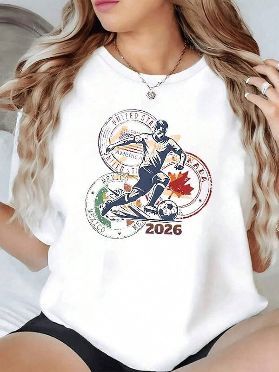 Futbolista en acción frente a emblemas de México Estados Unidos y Canadá simbolizando unión deportiva y pasión mundialista 2026 camiseta de mujer casual cómoda y moderna para fanáticas del fútbol - Negro - Ver 1