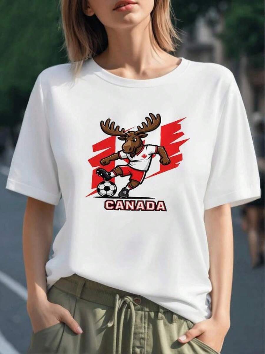 Alce deportivo jugando al fútbol con uniforme rojo y hoja de arce símbolo de Canadá mostrando energía y fuerza camiseta para mujer 100% algodón cómoda y moderna - Negro - Ver 1