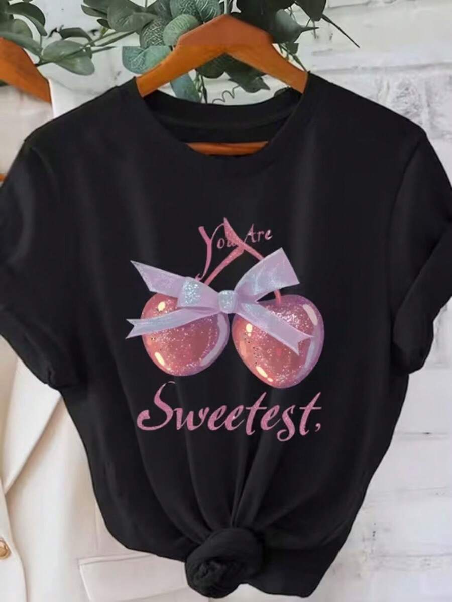 Camiseta con Estampado Gráfico Sweet Cherries Sweetheart 2026, Camiseta de Talla Grande, Ligera, de Verano, Corte Regular, Casual, Transpirable, Esencial para el Uso Diario, Ropa Versátil, Aspecto Moderno, Material Cómodo, Mangas Cortas para Jóvenes Adultos - Negro - Ver 1