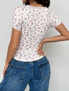 Camiseta corta con estampado floral diminuto, contraste de encaje y drapeado en los lados, camisetas gráficas para mujer - Multicolor - Ver 2