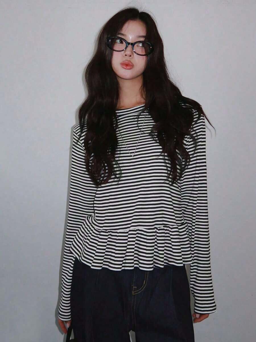 Camiseta de manga larga de corte holgado con volantes en el bajo, a rayas blancas y negras, diseño minimalista de verano para mujer - Negro - Ver 1
