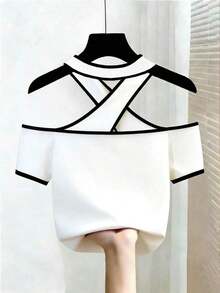 Camiseta de moda con escote descubierto y ribete de contraste para mujer, de verano - Blanco y Negro - Ver 2