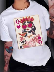 Reina con gafas en forma de corazón sosteniendo una copa de cóctel símbolo de confianza y poder femenino rodeada de tonos cálidos y detalles artísticos camiseta de mujer moderna y casual - Blanco - Ver 8