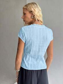 Blusa ajustada de manga corta con cuello de encaje con textura de rombos, botones y fruncido, adecuada para uso casual, ir al trabajo, estilo bohemio y vacaciones en la playa en verano - Celeste - Ver 2