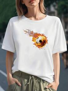 Balón de fútbol envuelto en llamas que simboliza pasión y energía deportiva con destellos ardientes y fuerza imparable camiseta para mujer 100% algodón cómoda y moderna - Negro - Ver 1