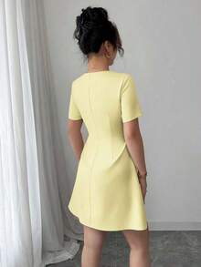 Vestido corto de manga corta con cuello trapezoidal elegante, volantes y cintura con botones en forma de línea A, adecuado para el trabajo, primavera/verano - Amarillo - Ver 2