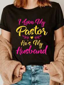 Diseñada para mujeres modernas, elegantes y cómodas. Camiseta de manga corta con estampado de letras coloridas: "Amo a mi pastor, es mi esposo".Hecho de algodón transpirable, - Cuello redondo para mujer.Exprese un amor único, una elección especial. Confeccionado con tela suave y transpirable de primera calidad, diseñado para ofrecer comodidad durante todo el día y uso diario versátil, perfecto para salidas informales. - Negro - Ver 1