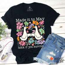 Camiseta de Maestro "Made It To May Honk If You Survived", Pascua, Ofertas de , Ropa de Pascua para Mujer, Tops Negros, Ropa de Verano para Mujer, Tops de Verano para Mujer, 4 de Julio, Ropa Country Western para Mujer, Conjunto de 4 de Julio para Mujer, Ropa de los 80 para Mujer para Fiesta, Ropa de Vacaciones para Mujer, Y2K, Ropa de Club para Mujer, Ropa Boho para Mujer, Ropa de Primavera para Mujer, ,  DBLB Ropa deportiva estilo Y2K, cuello redondo, 100% algodón, tejido suave, manga corta. - Negro - Ver 1