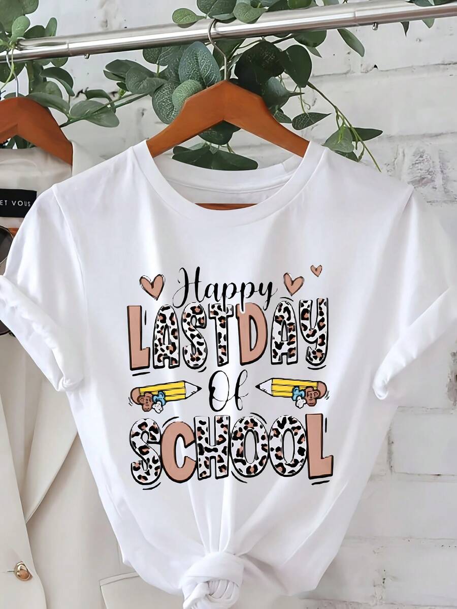Camiseta gráfica de corte regular para mujer "Happy Last Day" - Camiseta casual de manga corta y cuello redondo con divertidos estampados de corazones, estrellas y lápices - Lavable a máquina, camiseta de moda estilo maestra para primavera/verano. | Diseño divertido, camiseta estampada divertida, atuendo casual diario de verano - Blanco - Ver 1