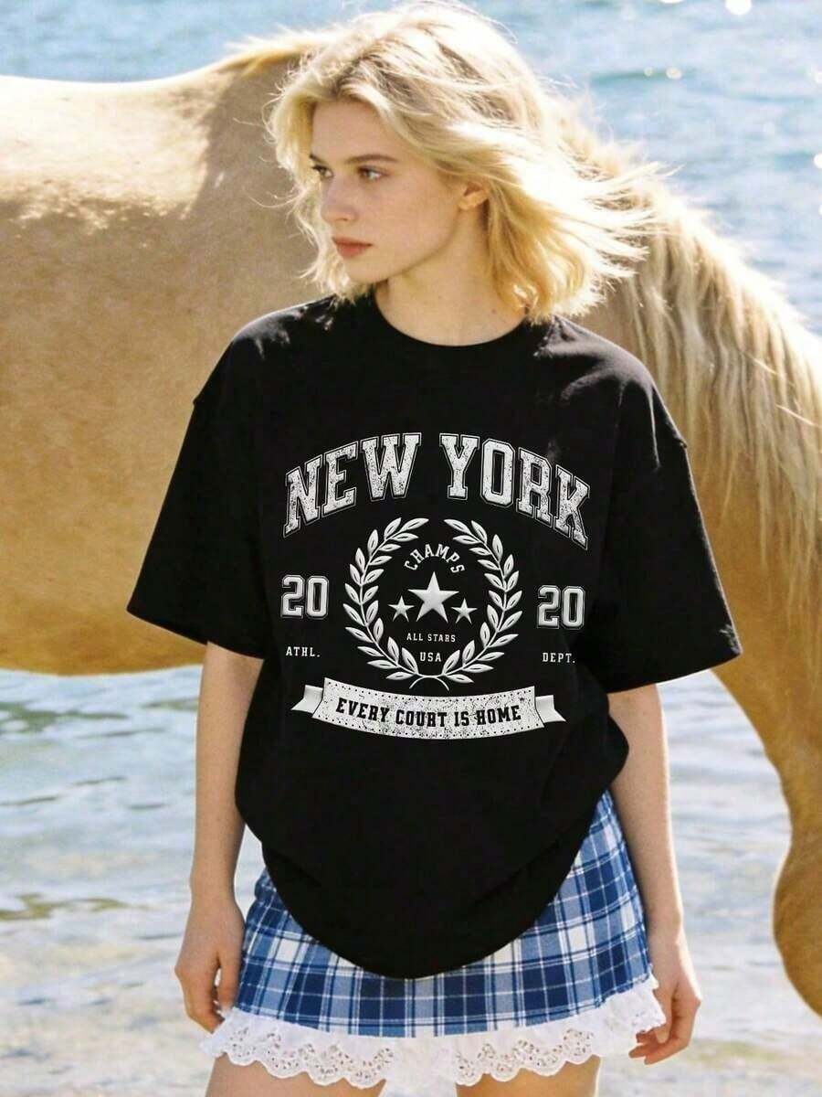 Camiseta de manga corta con cuello redondo suave y casual para mujer, estilo retro americano con fuente preppy, gráfico deportivo, temática de baloncesto, para millenials, generación de los 90. - Negro - Ver 1