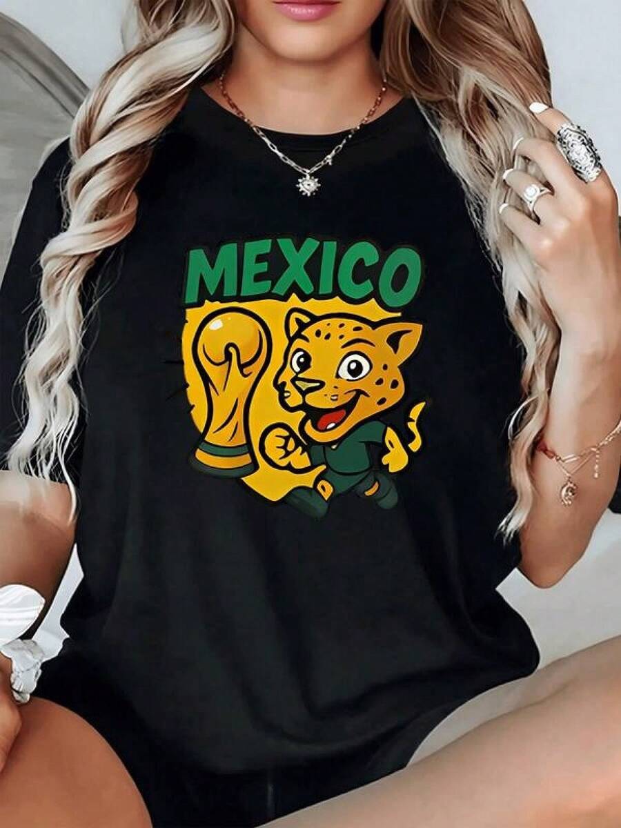 Jaguar sonriente corriendo junto a un trofeo de fútbol simbolizando la fuerza el espíritu deportivo y el orgullo de México con colores vivos y energía positiva camiseta de mujer casual cómoda para verano - Negro - Ver 1