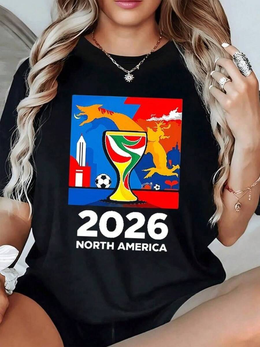 Copa vibrante con colores de América del Norte combinando energía deportiva y unión entre culturas con símbolos del fútbol y figuras míticas camiseta de mujer moderna cómoda para fanáticas del torneo 2026 - Negro - Ver 1