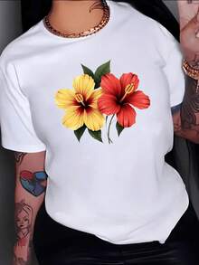 Flores de hibisco rojo y amarillo que simbolizan la energía del verano y la alegría de los días radiantes reflejando vitalidad y belleza natural camiseta de mujer casual moderna para uso diario - Blanco - Ver 1