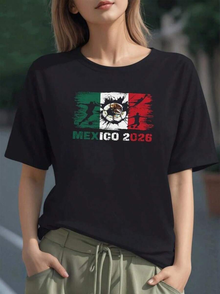Bandera tricolor con águila mexicana y figuras de fútbol que simbolizan pasión nacional por el torneo 2026 camiseta para mujer 100% algodón - Negro - Ver 1