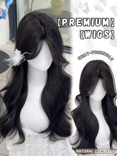 alicegarden 这款28英寸长的合成假发，拥有自然波浪卷发造型，颜色为迷人的黑色。中分设计，采用耐热纤维制成，经久耐用。这款假发非常适合女士日常佩戴，外观自然逼真，宛如真发，也是馈赠亲友的理想之选。（不含配饰）
