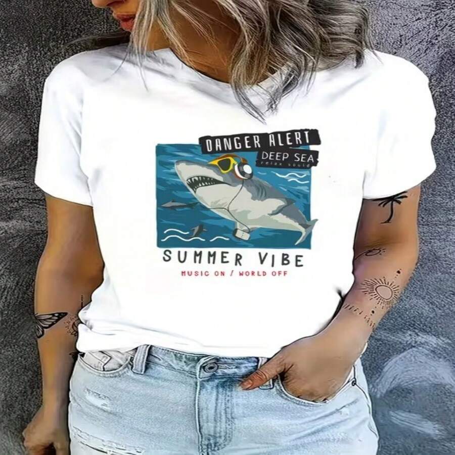 Camiseta casual de algodón con estampado de tiburón para mujer, manga corta, cuello redondo, corte regular, ideal para un look veraniego y playero. - Blanco - Ver 1