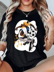 Jugador de fútbol en acción con balón girando transmite energía velocidad pasión y espíritu deportivo con colores vibrantes y movimiento dinámico camiseta de mujer casual moderna cómoda para uso diario - Negro - Ver 1