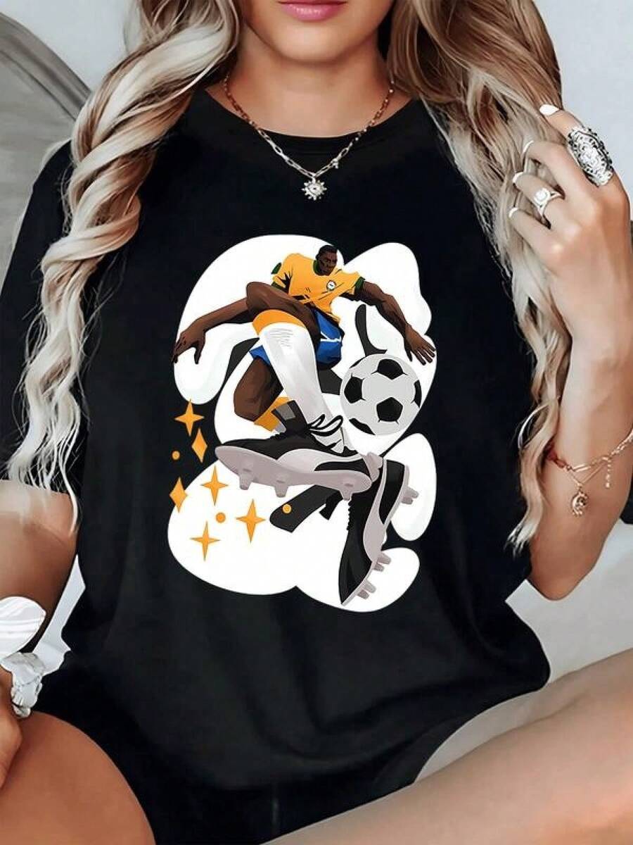 Jugador de fútbol en acción con balón girando transmite energía velocidad pasión y espíritu deportivo con colores vibrantes y movimiento dinámico camiseta de mujer casual moderna cómoda para uso diario - Negro - Ver 1