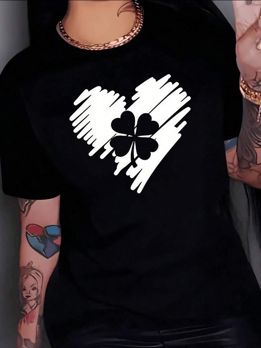 Corazón formado por trazos artísticos con trébol de cuatro hojas que simboliza amor suerte y energía positiva para quienes buscan equilibrio en su estilo diario camiseta de mujer casual moderna - Negro - Ver 1