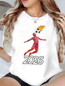Jugador en movimiento elevándose con fuerza para golpear un balón ardiente que simboliza pasión energía y la emoción del fútbol con el número 2026 debajo camiseta de mujer casual deportiva cómoda para verano - Negro - Ver 1
