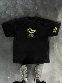 Collection de t-shirts graphiques décontractés Disney pour homme, mettant en vedette les personnages emblématiques des séries animées classiques comme Mickey Mouse, Buzz l'Éclair, Flash McQueen et Toy Story. Chaque t-shirt à manches courtes et col rond est confectionné en coton doux et respirant pour un confort optimal tout au long de la journée. Avec une variété d'imprimés uniques – graphismes vintage, citations cultes et illustrations de personnages emblématiques – ces t-shirts sont parfaits pour les fans de Disney et les adeptes d'un style décontracté. Faciles à associer avec un jean, un pantalon cargo ou un short, ils conviennent au quotidien, aux escapades de week-end ou aux sorties entre amis. Un vêtement intemporel et polyvalent qui complétera à merveille toute garde-robe. - Noir - Voir 4