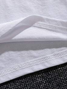 Camiseta negra de cuello redondo, estampada con motivos de luna y mariposas, adecuada para uso casual. - Blanco - Ver 3