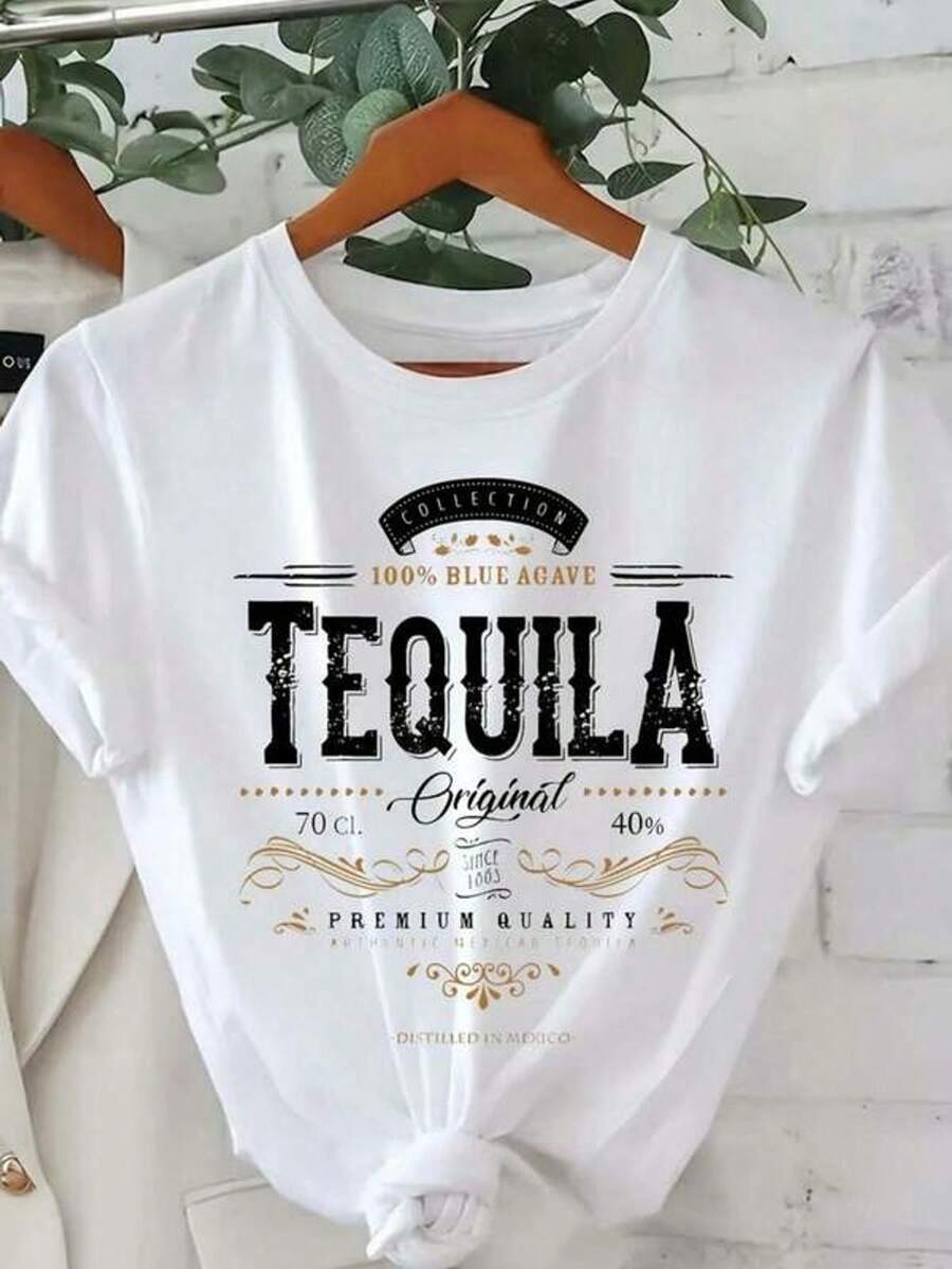 Camiseta ajustada de cuello redondo para mujer con estampado de etiqueta de tequila vintage - Combinación de colores negro y dorado con llamativas inscripciones "100% Blue Tequila" y "Premium Quality" | La elección perfecta para uso casual o para amantes del tequila | Una declaración de moda única, exclusiva (2026) - Adecuada para uso diario, vacaciones y fiestas.