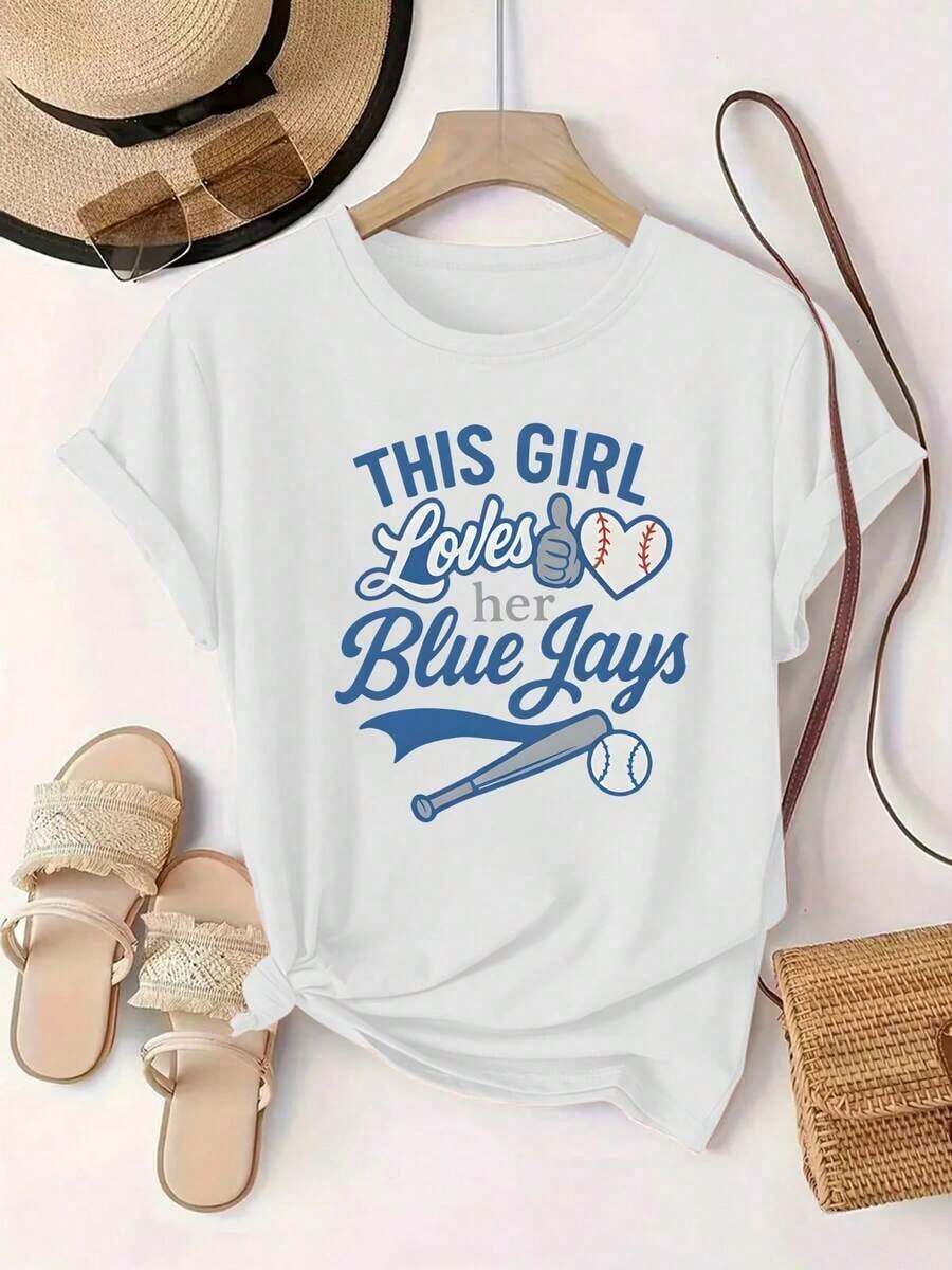 Camiseta casual de manga corta para mujer, ideal para vacaciones de verano, con estampado de las palabras "THIS GIRL Loves Her Blue Jays", diseño de béisbol y estampado de letras con gráfico de béisbol en forma de corazón, cuello redondo. - Blanco - Ver 1