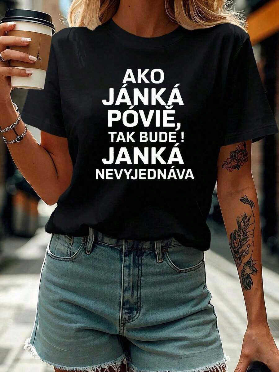 Suave, transpirable y ligera para comodidad durante todo el día. Camiseta de mujer con cuello redondo para primavera y verano, con un eslogan estampado que expresa actitud y estilo. Cuello clásico con un corte relajado que favorece todas las formas del cuerpo y es fácil de combinar con jeans, shorts y leggings. - Negro - Ver 1