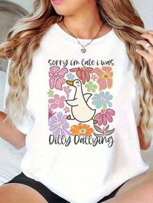 Suave, transpirable y ligera para comodidad durante todo el día. Camiseta de uso diario para mujer con cuello redondo y estampado floral de pato con la frase "Lo siento, llego tarde, estaba retrasándome" para uso casual. Camiseta de manga corta vintage de 180 g para mujer - Tops de verano con estampado gráfico sencillo, regalo casual para el Día de la Madre. Cuello redondo clásico con un corte relajado que favorece todas las formas del cuerpo y es fácil de combinar con jeans, shorts y leggings. - Blanco - Ver 1