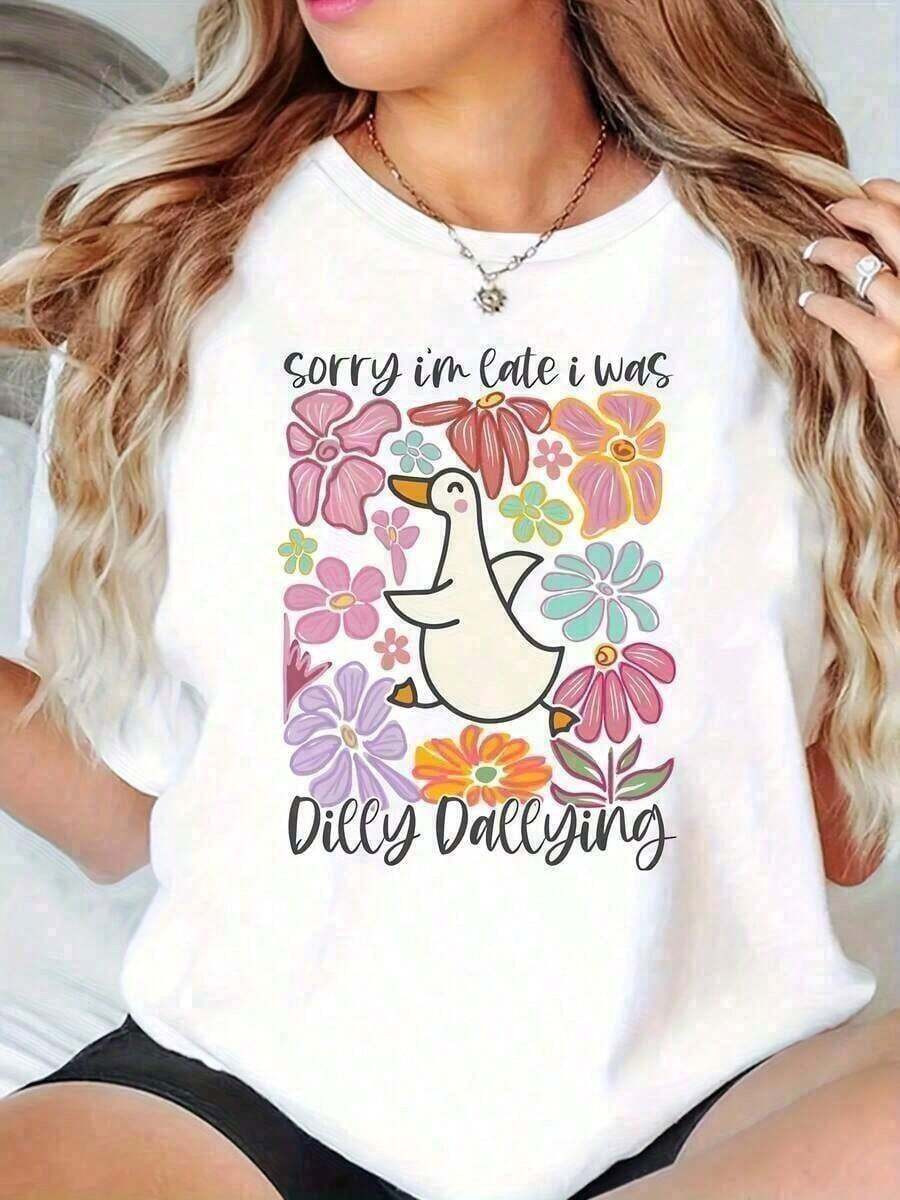 Suave, transpirable y ligera para comodidad durante todo el día. Camiseta de uso diario para mujer con cuello redondo y estampado floral de pato con la frase "Lo siento, llego tarde, estaba retrasándome" para uso casual. Camiseta de manga corta vintage de 180 g para mujer - Tops de verano con estampado gráfico sencillo, regalo casual para el Día de la Madre. Cuello redondo clásico con un corte relajado que favorece todas las formas del cuerpo y es fácil de combinar con jeans, shorts y leggings. - Blanco - Ver 1