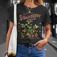 Camiseta Casual "Strawberry Dream" - Linda Camiseta para Amantes de las Fresas - Camiseta de Algodón Negra con Estampado de Manga Corta, Estilo Vintage Urbano, Casual y Versátil. 100% Algodón, Duradera. - Negro - Ver 2