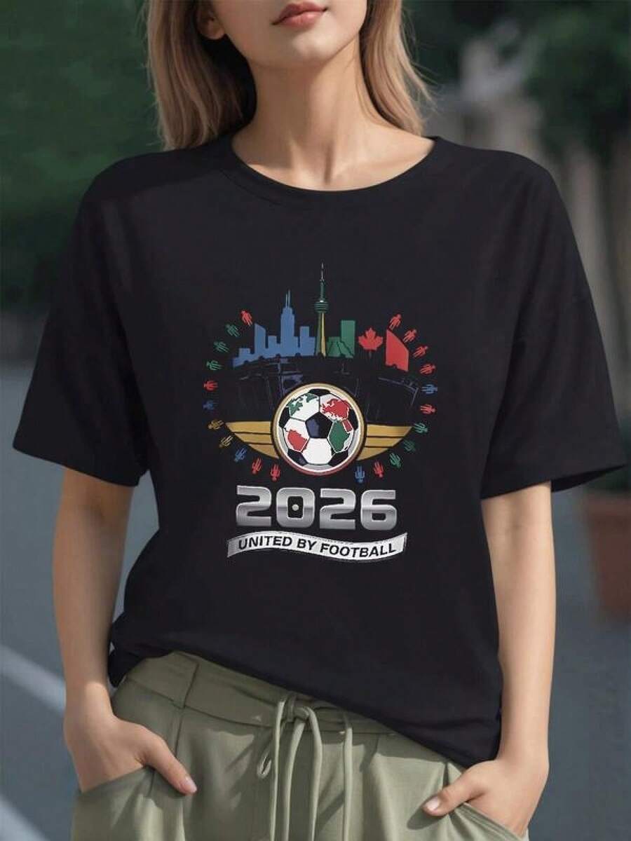 Balón con mapas de América del Norte y siluetas de ciudades que simbolizan unión y pasión por el fútbol 2026 camiseta para mujer 100% algodón - Negro - Ver 1