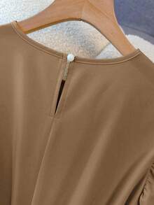 Vestido de mujer de longitud media, cómodo y suave, sin estiramiento, con cuello redondo, mangas de vuelo, cintura elástica, decoración de botones de perla, estilo francés elegante y versátil para vacaciones y viajes, color albaricoque, primavera - Caqui - Ver 3