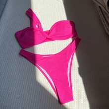 Nuevo y sensual traje de baño de dos piezas con diseño de tela en relieve, de un solo hombro y sin tirantes. - Rosa Fucsia - Ver 8