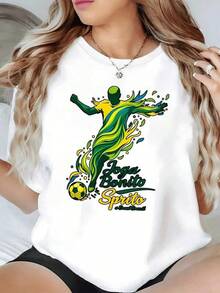 Figura de jugador de fútbol en movimiento con formas onduladas verdes y amarillas que representan energía pasión y alegría del juego camiseta de mujer casual cómoda y moderna - Negro - Ver 6