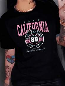 Tipografía vintage con letras grandes que evocan el espíritu libre de California combinando tonos rosa y verde que simbolizan energía juventud y aventura camiseta de mujer moderna casual cómoda para uso diario - Negro - Ver 8