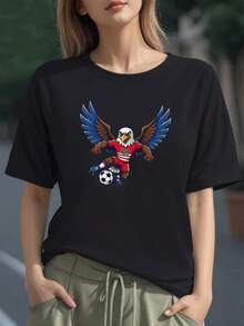 Águila poderosa con alas extendidas jugando fútbol y mostrando fuerza y espíritu competitivo con uniforme rojo USA 2026 camiseta para mujer 100% algodón - Negro - Ver 6