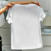Camiseta Estética Retro de Mediados de Siglo con Diseño de Gato y Libros - Blanco - Ver 2
