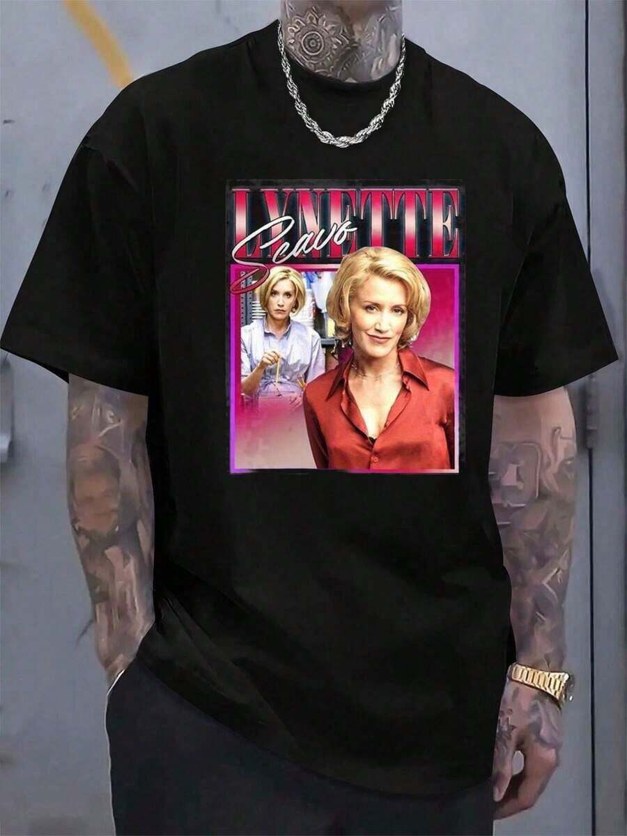 Camiseta Vintage de Lynette Scavo de "Desperate Housewives" para Hombre y Mujer - Estampado de Retrato e Insignia Icónicos del Programa de TV de los Años 1800, Cuello Redondo H-Fit, Camiseta Casual Duradera para Convenciones, Mercancía para Fans, Regalo Festivo de Cultura Pop, Camiseta Gráfica Retro Unisex para Adultos - Negro - Ver 1